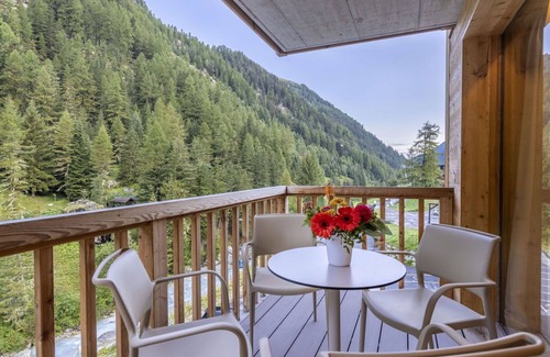 Zinal Apartment | Lovely apartment for 6 guests with WIFI, TV, balcony and pets allowed