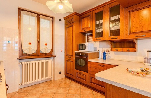 Trezzone Apartment | Lovely apartment for 6 guests with WIFI, A/C, TV, terrace, pets allowed and panoramic view