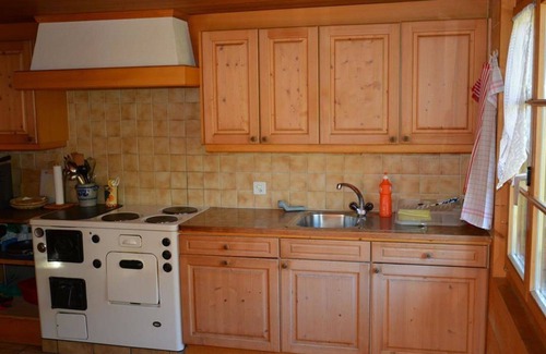 Lauenen Apartment | Lovely apartment for 7 guests with WIFI, TV, balcony and pets allowed