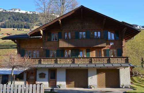 Lauenen Apartment | Lovely apartment for 7 guests with WIFI, TV, balcony and pets allowed