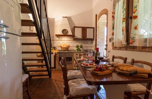 Peccioli Apartment | Lovely apartment for 7 people with pool, WIFI, A/C, TV, pets allowed and panoramic view