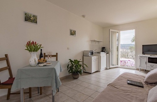Gardanne Apartment | Lovely apartment for 2 people with WIFI, TV, terrace and panoramic view