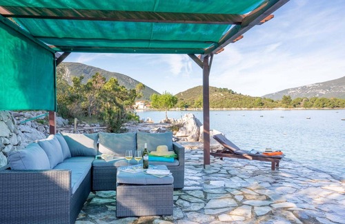 Mali Ston Apartment | Lovely apartment for 4 people with A/C, hot tub, WIFI, TV and terrace