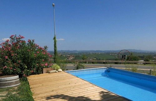 La Morra Apartment | Lovely apartment for 4 people with WIFI, pool, TV, patio, pets allowed and parking