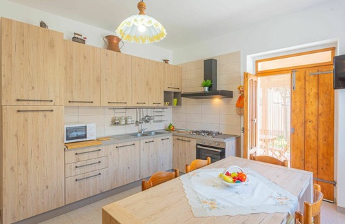 Collecorvino Apartment | Lovely apartment for 6 people with private pool, A/C, WIFI, TV, patio and pets allowed