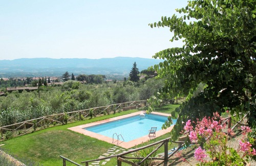 Pian di Sco House | Lovely apartment in villa for 4 people with WIFI, pool, TV and terrace