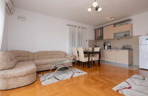 Seget Donji Apartment | Lovely apartment in Seget Donji
