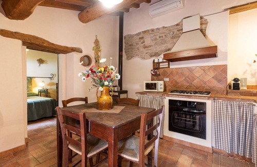 Poggi del Sasso Villa | Lovely apartment in villa for 2 guests with pool, WIFI, A/C, TV, patio and pets allowed