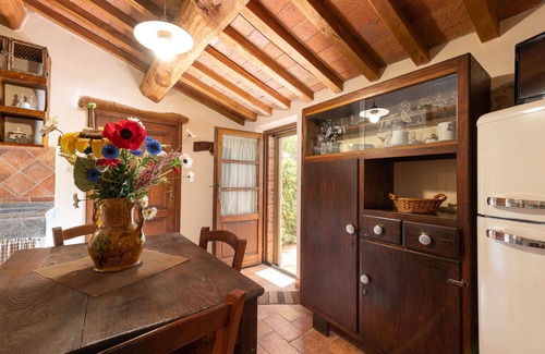 Poggi del Sasso Villa | Lovely apartment in villa for 2 guests with pool, WIFI, A/C, TV, patio and pets allowed
