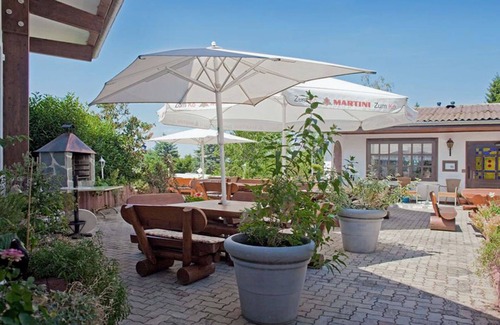 Bad Emstal House | Lovely apartment in villa for 3 guests with WIFI, pool, TV, terrace and pets allowed