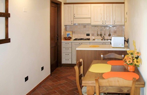 Montecarlo Villa | Lovely apartment in villa for 6 guests with WIFI, pool, TV, patio and pets allowed