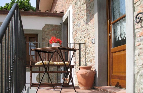 Montecarlo Villa | Lovely apartment in villa for 6 guests with WIFI, pool, TV, patio and pets allowed