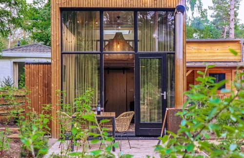 Noordoostelijk van Schaarsbergen House | Lovely apartment in villa for 4 people with pool, WIFI, TV and terrace