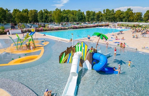 Zona XXXIV Casal Palocco House | Lovely apartment in villa for 6 guests with A/C, WIFI, pool, TV, terrace and pets allowed