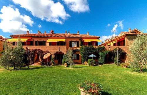 Sughera Apartment | Lovely apartment with pool, A/C, WIFI, TV, terrace and panoramic view, close to San Gimignano