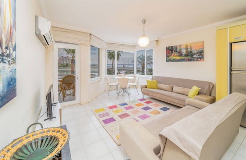 Liman Mahallesi Apartment | Lovely Apartment with Shared Pool in Konyaalti