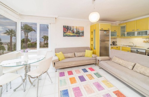 Liman Mahallesi Apartment | Lovely Apartment with Shared Pool in Konyaalti