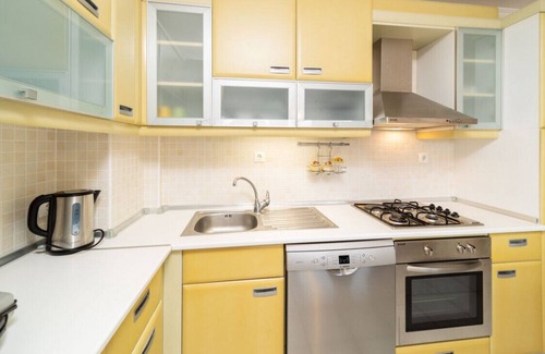 Liman Mahallesi Apartment | Lovely Apartment with Shared Pool in Konyaalti