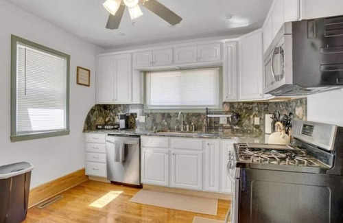 Waverly House | Lovely Bright Lansing Home 3BR/2BA