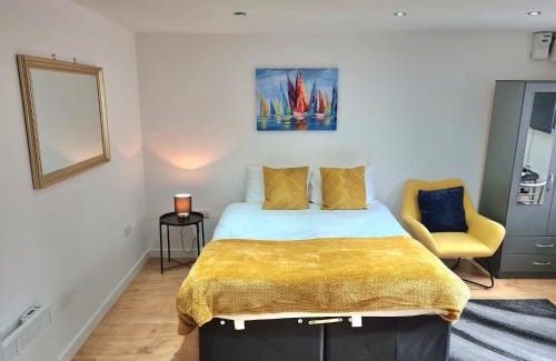 Slough Apartment | Lovely central studio/2bed - 5min to train station