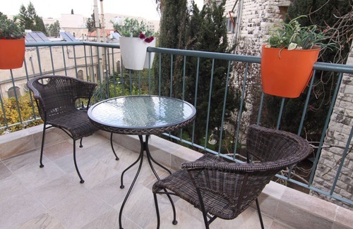 Mahane Israel Apartment | Lovely centrally located apartment in Talbieh, in the heart of Jerusalem!