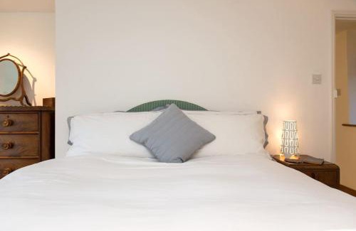 Bude House | Lovely Cottage by Coastal Footpath & Surf Beaches!