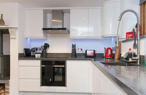 Bude House | Lovely Cottage by Coastal Footpath & Surf Beaches!