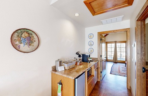 Fredericksburg Cabin | Lovely cottage with a deck & views, steps from wine tasting