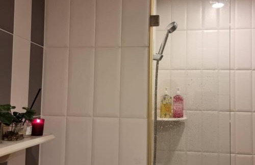 Makkasan Apartment | Lovely Cozy Condo In Trendy Fun Neighborhood