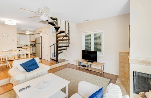 Country Club Estates House | Lovely dog-friendly Scarborough Village home with spiral staircase, patio & W/D