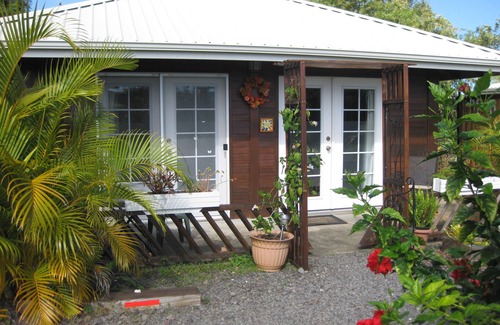 Ninole Apartment | Lovely garden cottage, Hamakua waterfall district, 100% solar