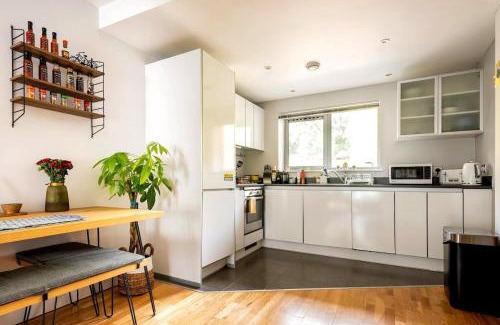 Bristol Floating Harbour Apartment | Lovely Harbourside Apartment with Free Parking