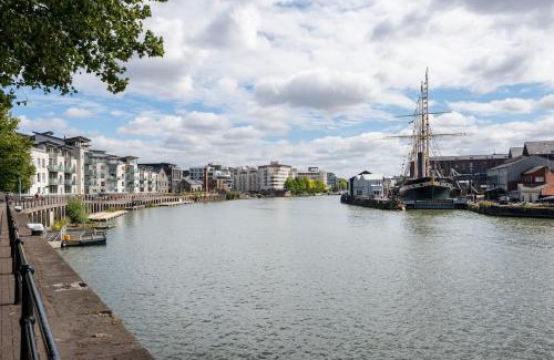 Bristol Floating Harbour Apartment | Lovely Harbourside Apartment with Free Parking
