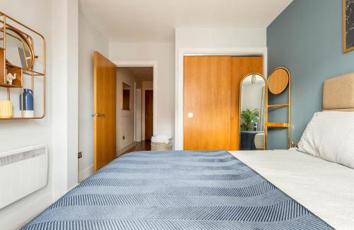 Bristol Floating Harbour Apartment | Lovely Harbourside Apartment with Free Parking