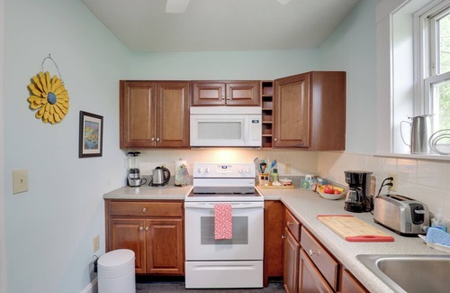 Hendersonville Apartment | Lovely Hendersonville Retreat ~ 1 Mi to Downtown!