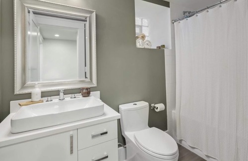 North Center Apartment | Lovely holiday getaway 2BR 2BA Apartment near Wrigley Field