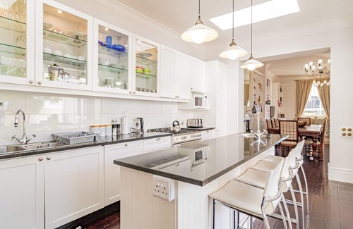Sea Point Apartment | Lovely Holiday Home w Private Courtyard Six Selbourne