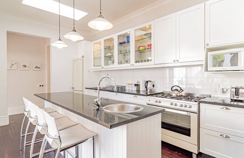 Sea Point Apartment | Lovely Holiday Home w Private Courtyard Six Selbourne