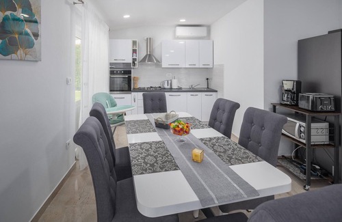 Orihi House | Lovely home in Barban with WiFi