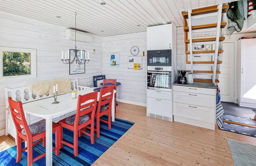 Hallekis House | Lovely home in Hällekis with WiFi