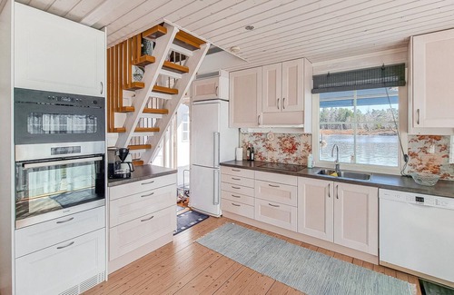 Hallekis House | Lovely home in Hällekis with WiFi