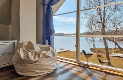 Hallekis House | Lovely home in Hällekis with WiFi