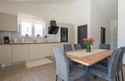 Brgod House | Lovely home in Trget with WiFi