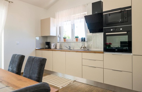 Brgod House | Lovely home in Trget with WiFi