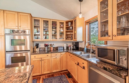 Steamboat Springs House | Lovely Home with 3 en Suites, Private HotTub with Views, Near Park/Mtn-Bus-Ski/Town Access-Dogs OK!