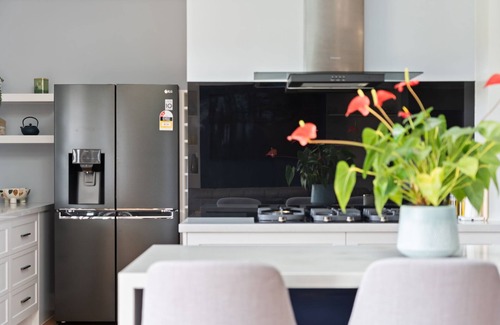 Laffing Waters House | Lovely Laffing Waters - Modern + Peaceful with Gym