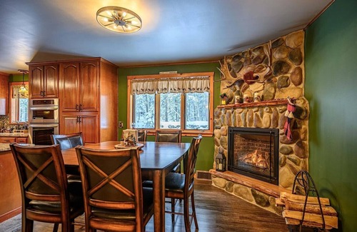 Big Moose Cabin | Lovely Lodge, near Old Forgen