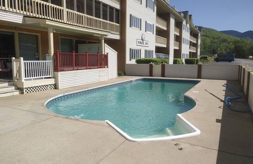 Lincoln Condo | Lovely Modern Condo Near Loon Mountain, WIFI, 2 BR, 2 Baths, A/C, Pools & Gym