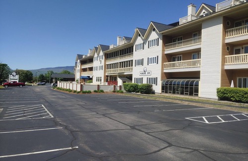 Lincoln Condo | Lovely Modern Condo Near Loon Mountain, WIFI, 2 BR, 2 Baths, A/C, Pools & Gym