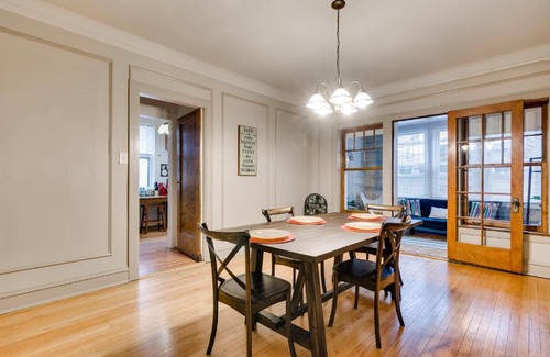 Rogers Park Apartment | Lovely Near Loyola - Enjoy the Wonderful Outdoor Space and Sun Room - Room for the Whole Crew apts